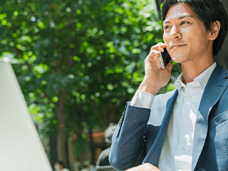 スマートフォンで電話をするスーツ姿の男性