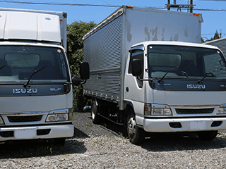 駐車場に停まった2台のトラック